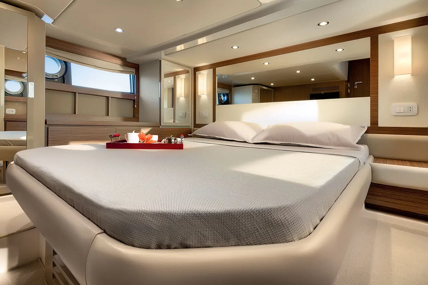 Master Suite mit Kingsize-Bett und Panoramafenstern