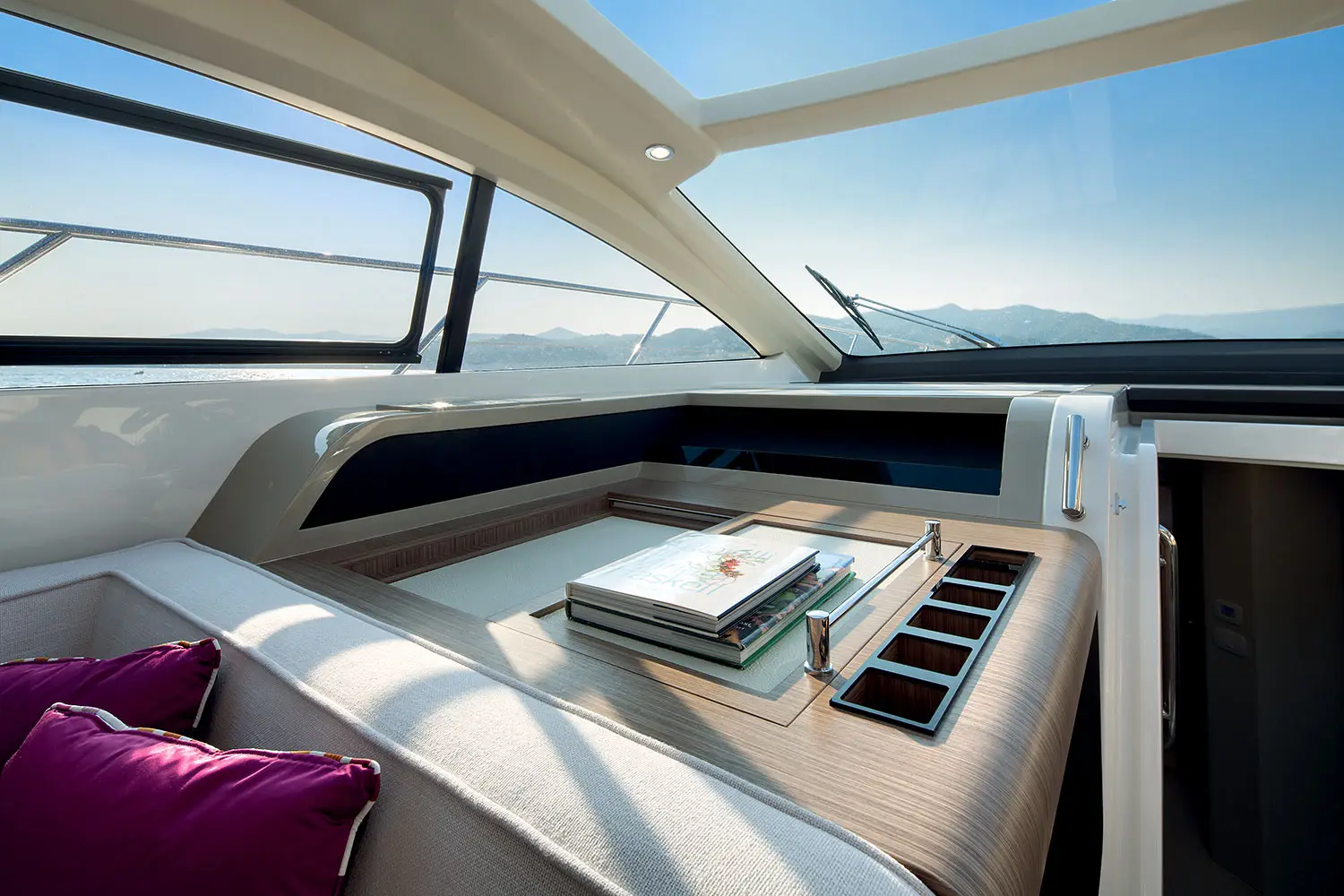 Achterdeck-Cockpit mit Al-Fresco-Esstisch und Sitzgelegenheiten