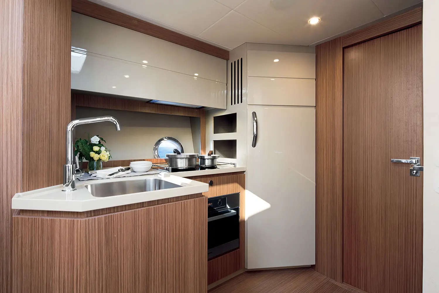Hauptsalon der Yacht mit großzügiger Sitzgruppe und offenem Layout