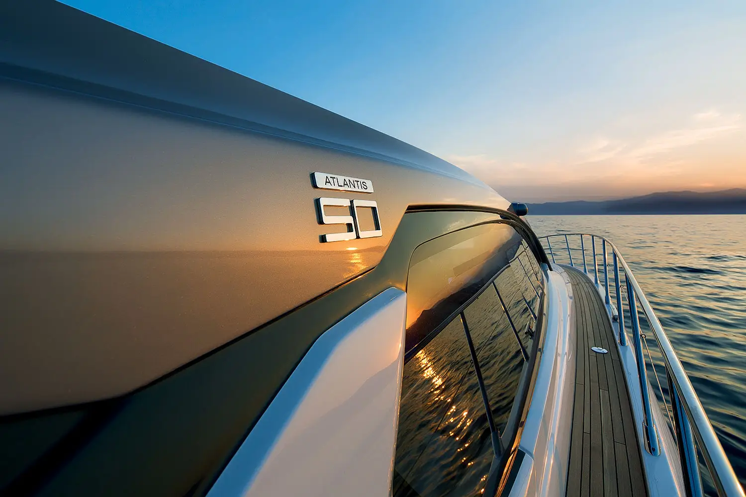Detaillierte Seitenansicht des Teakholzdecks der Yacht bei Sonnenuntergang