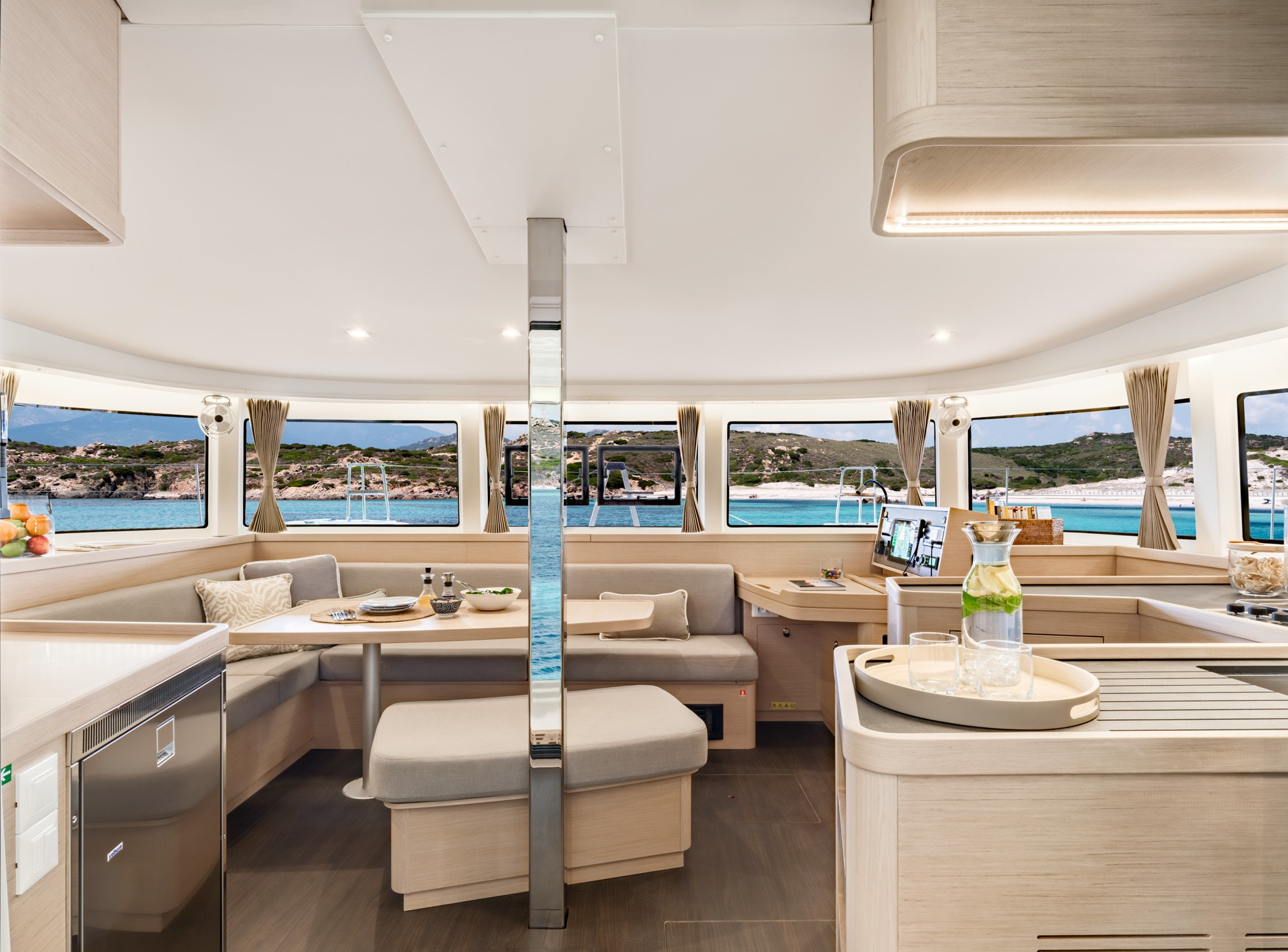 Vollteak Cockpit und großzügige Lounge-Netze der Yacht mit Panoramasalon