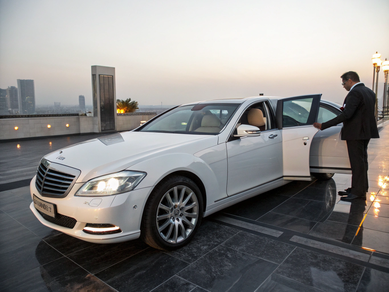 Exklusives VIP-Chauffeur-Fahrzeug am privaten Bootsanleger